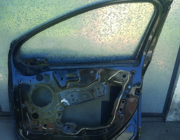 Puerta delantera derecha de Peugeot 208 año 2013