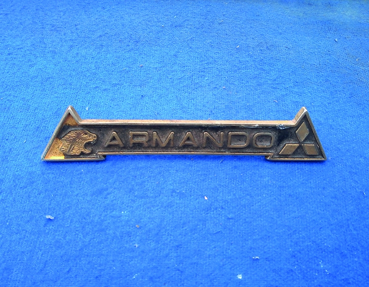 Emblema de concesionaria "Armando" en letras