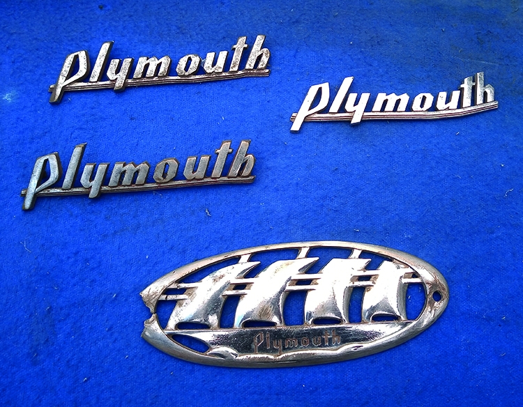 VENDIDO EN LOTE - Emblemas de Plymouth