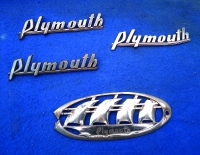 VENDIDO EN LOTE - Emblemas de Plymouth