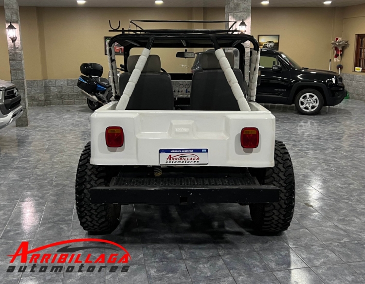 Jeep C/GNC 4X2 Fibra Motor 221 Necochea