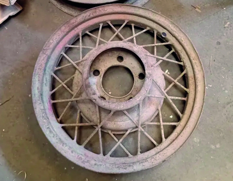 Vendo 2 llantas de Ford V8 1932 R16"