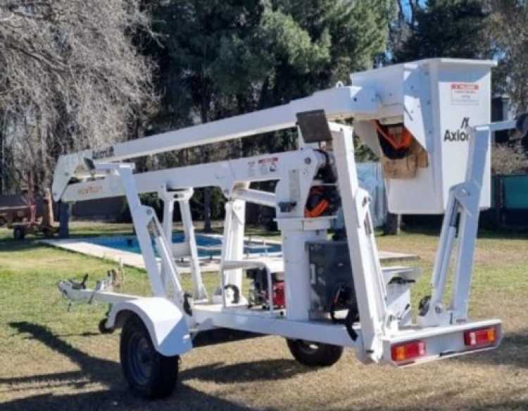 Hidrogrua articulado con grua de arrastre. Marca axion.