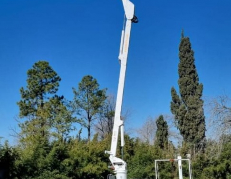 Hidrogrua articulado con grua de arrastre. Marca axion.