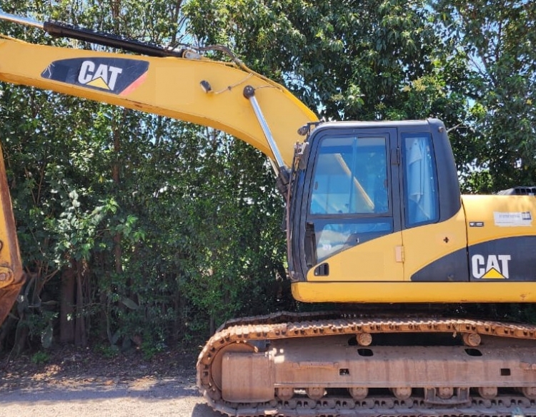 EXCAVADORA CATERPILLAR® 320 DL