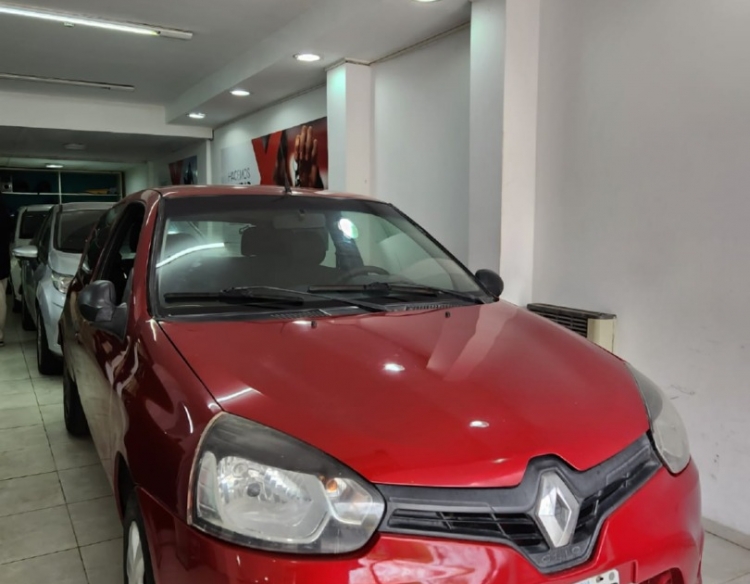Doy a pagar Renault Clio MIO 3P 2014 solo con DNI
