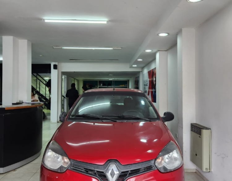 Doy a pagar Renault Clio MIO 3P 2014 solo con DNI
