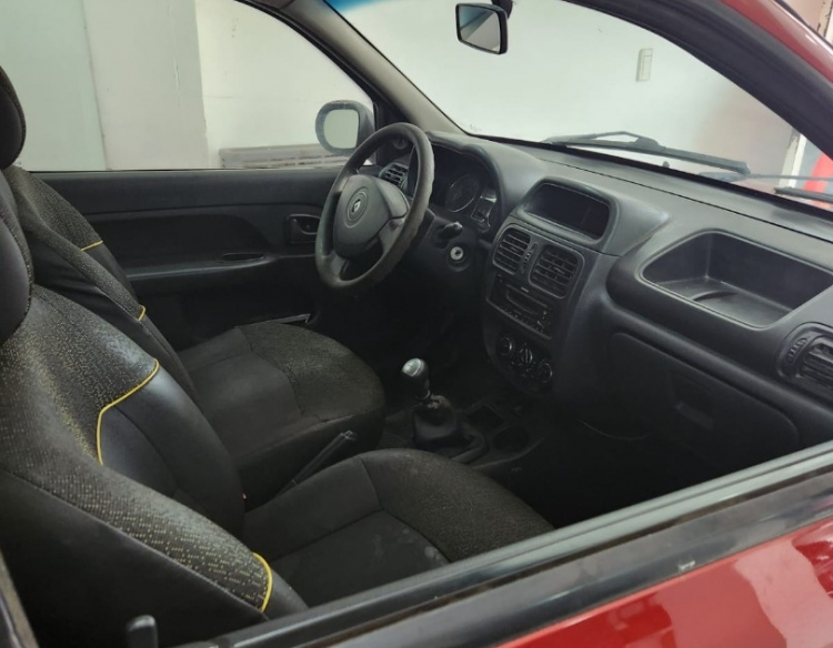 Doy a pagar Renault Clio MIO 3P 2014 solo con DNI