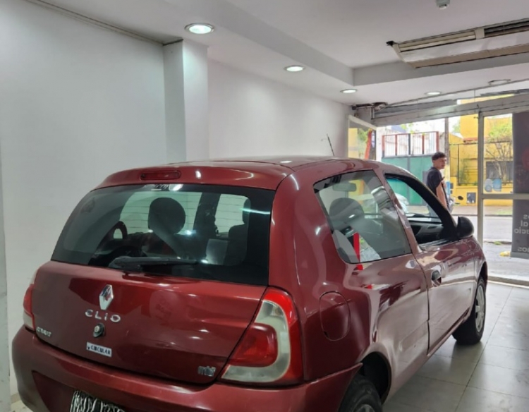 Doy a pagar Renault Clio MIO 3P 2014 solo con DNI