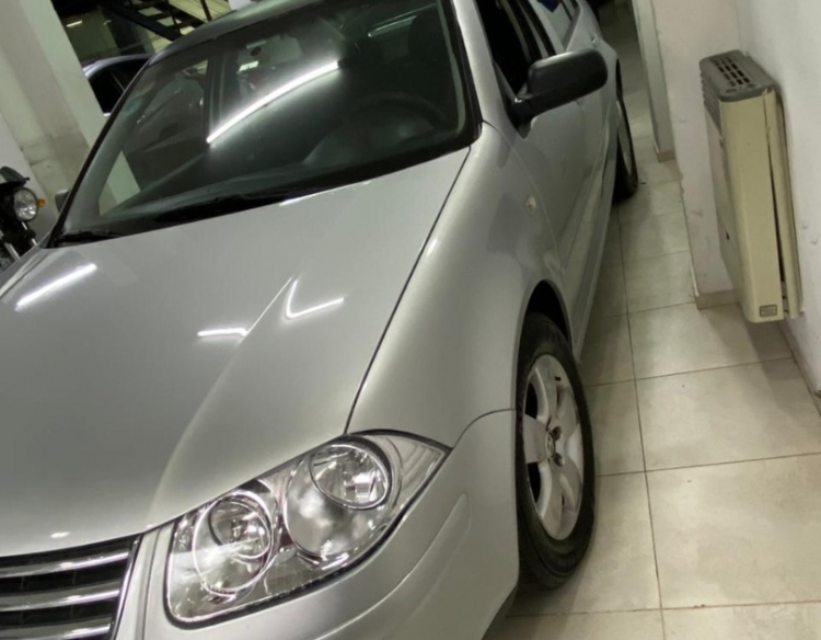 Doy a pagar Volkswagen Bora 2.0 solo con DNI