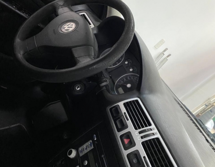 Doy a pagar Volkswagen Bora 2.0 solo con DNI